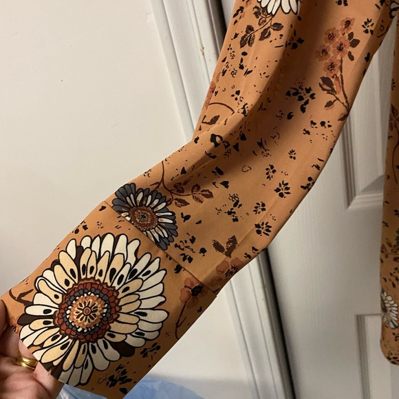 Flowered Peach Crossbody Top 1X - Picture 4 of 8